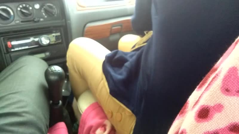 Hermana india tiene sexo con su prima en el coche al aire libre y arriesgado sexo en público